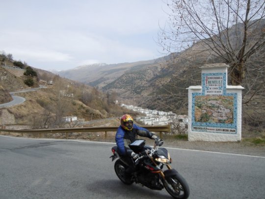 Spndende by Trevelez i  Alpujarras bjergene kendt for skinke og ost. Vejene i bjergene er ideelle til racer og motorcykler.