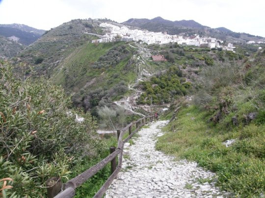 Oprindelig romersk sti og bro neden for den hvide landsby Canillas de Albaida.