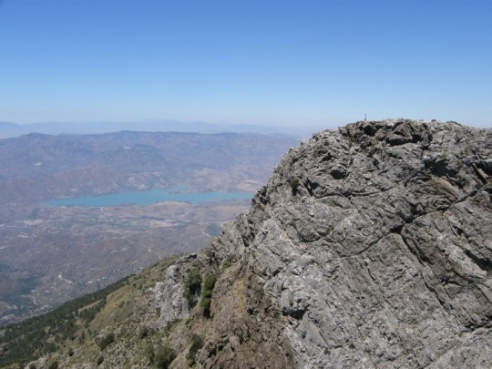 Sikke en udsigt over søen La Vinuela. Se drengen på klippen.