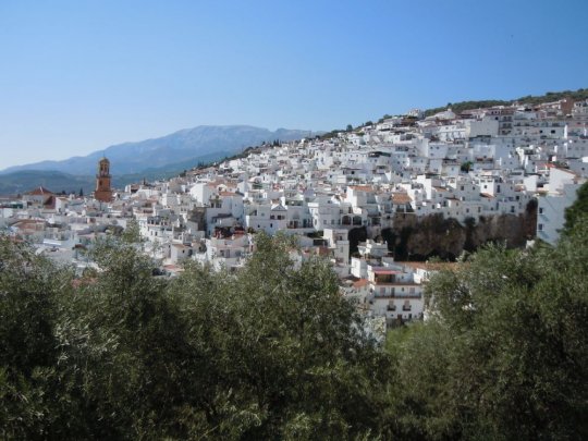 Competa med kirken som er bygget p resterne af mauernes gamle moske. Det 2000 meter hje bjerg La Maroma ses i baggrunden. 