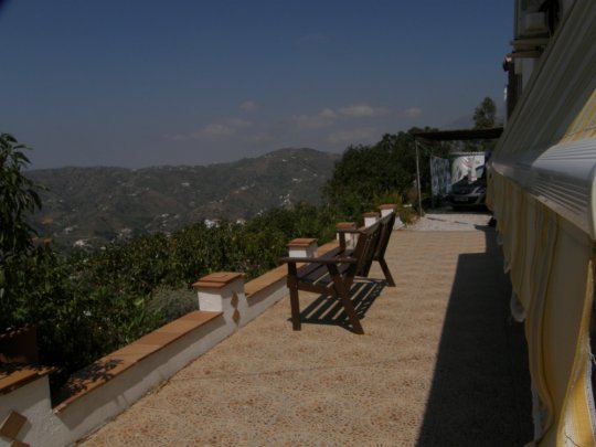 Terrassen hvor solen går ned med udsigt over dalen og Middelhavet