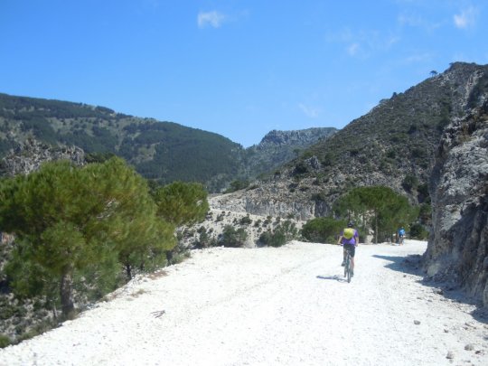 Mountainbike i naturparken Sierras de Tejeda, Almijara y Alhama p strrelse med Lolland ved Competa