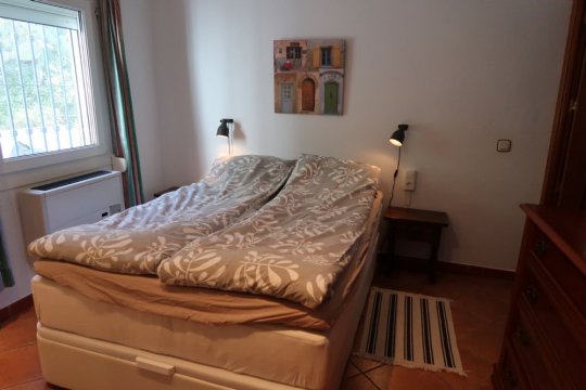 Soveværelse med 140 cm bred seng